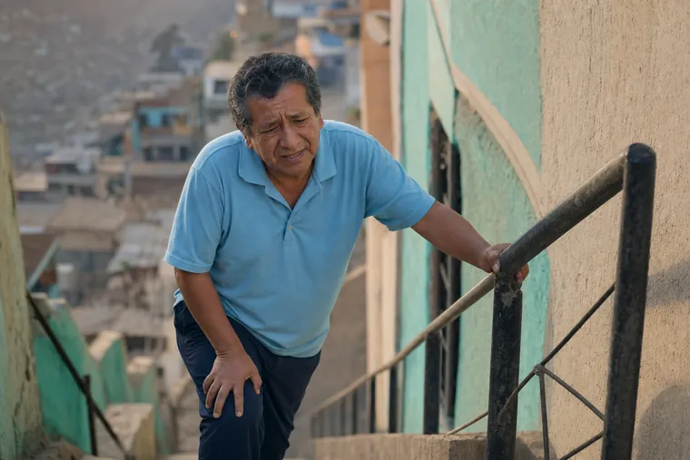 Hombre peruano con dolor de rodilla al bajar escaleras, zona donde se aplica Fleko